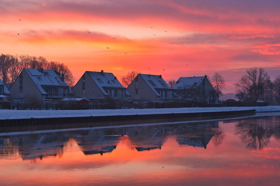 Morgenrot am Kanal an einem kalten Wintermorgen