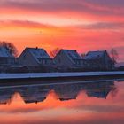 Morgenrot am Kanal an einem kalten Wintermorgen