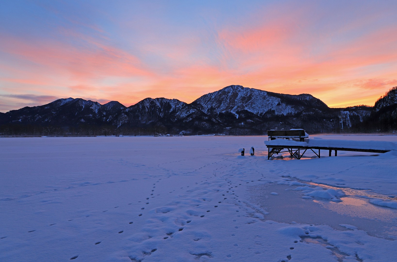 Morgenrot am Kochelsee