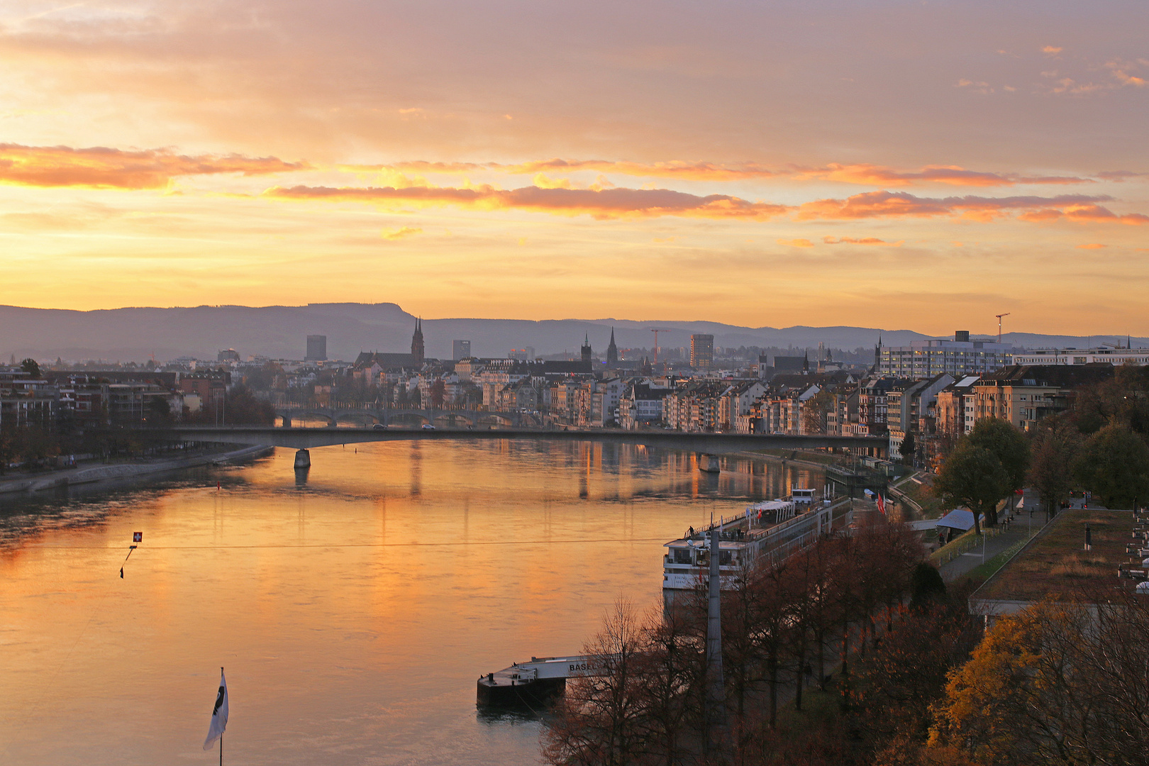 Morgenrot am Rhein