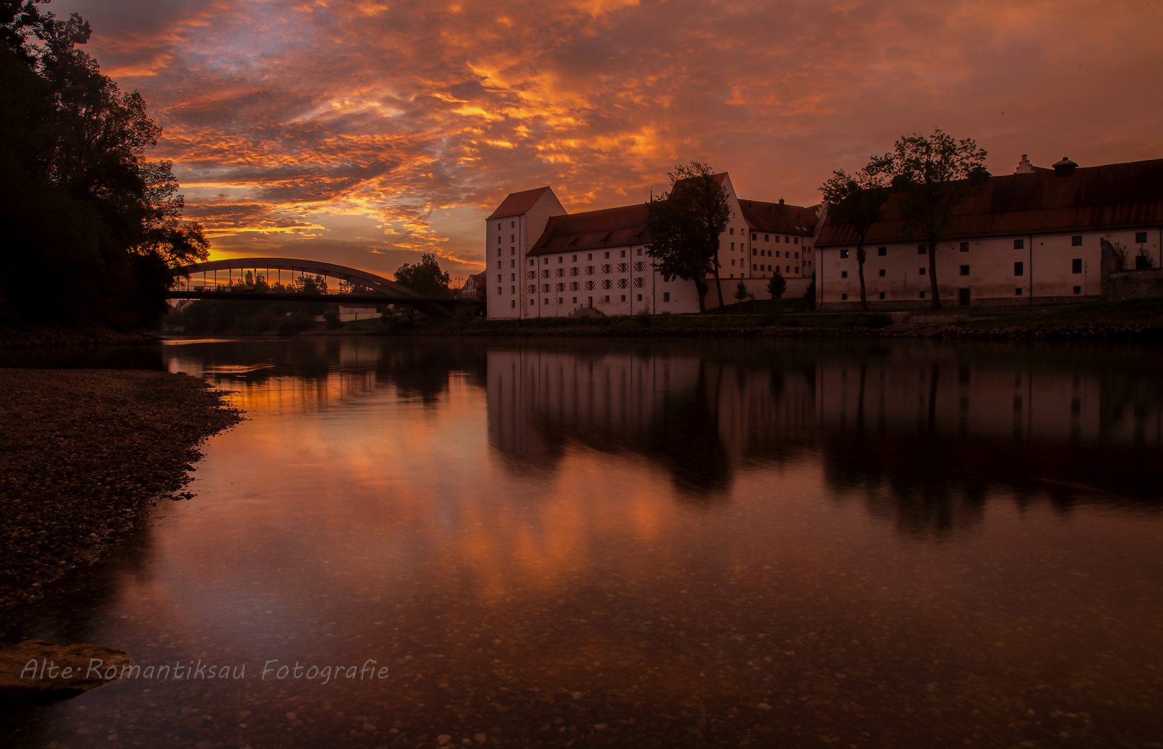 Morgenrot am Schloss