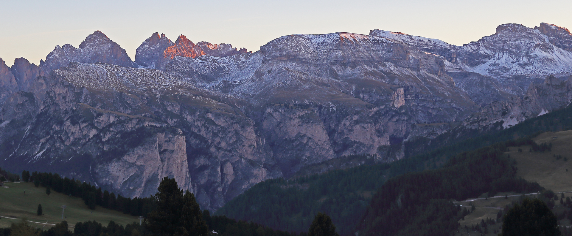 Morgenrot bei der Geislergruppe und zuerst auf dem Torkofel,...