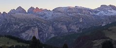 Morgenrot bei der Geislergruppe und zuerst auf dem Torkofel,...