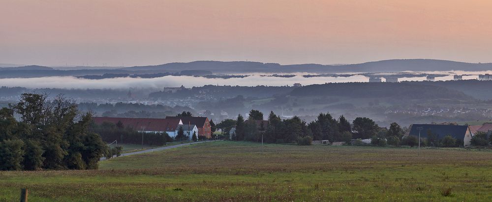 Morgenrot über dem Elbtal und Nebel über dem Fluß...