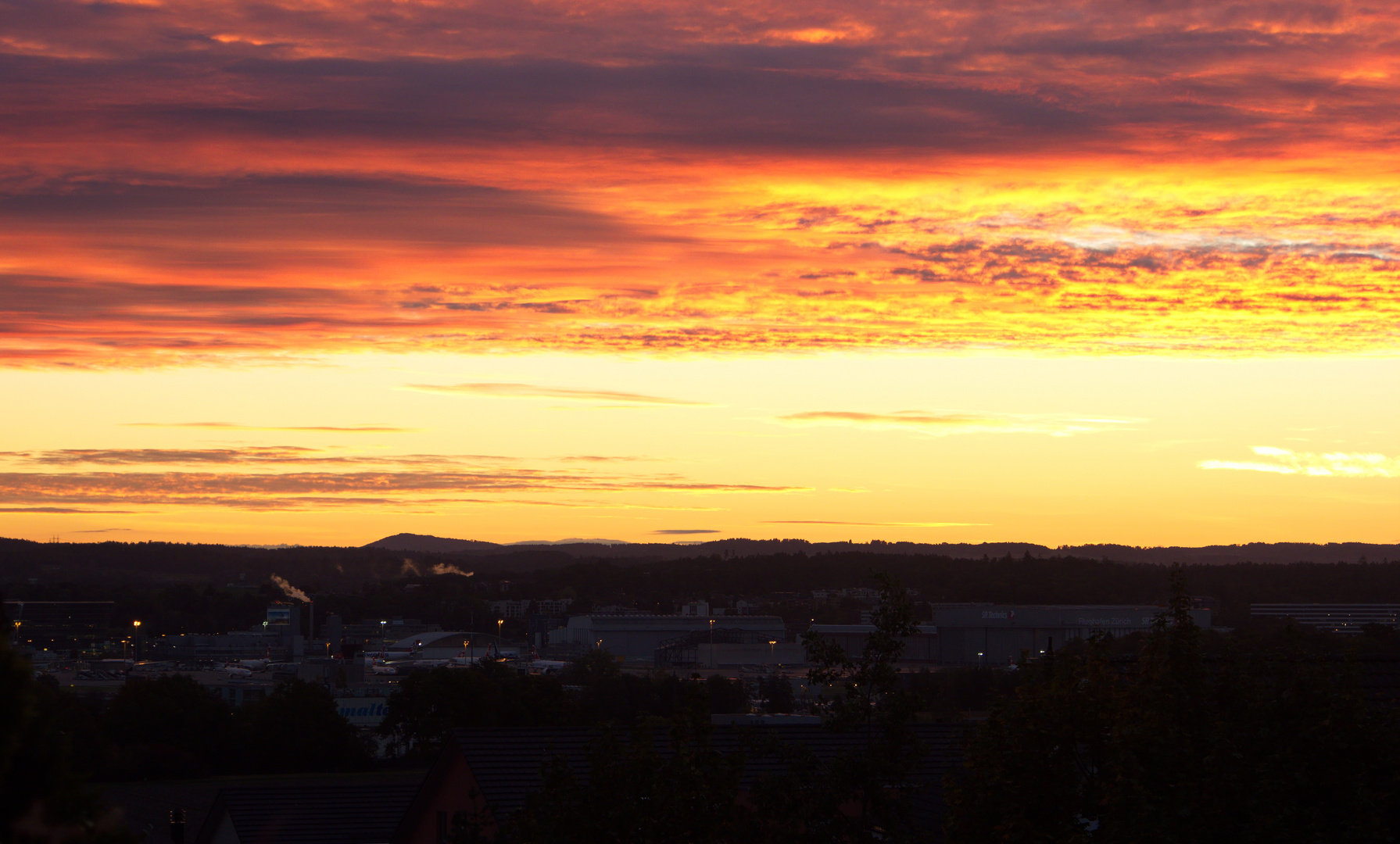 Morgenrot über dem Flughafen Zürich