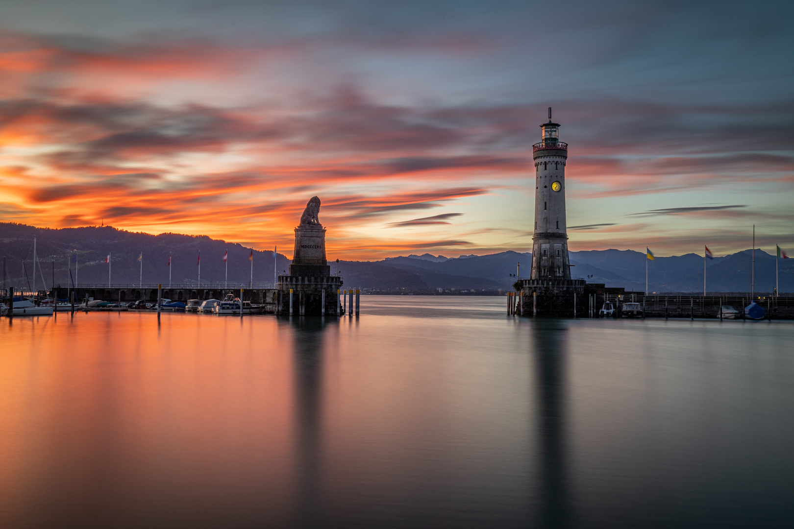 Morgenrot über dem Hafen von Lindau