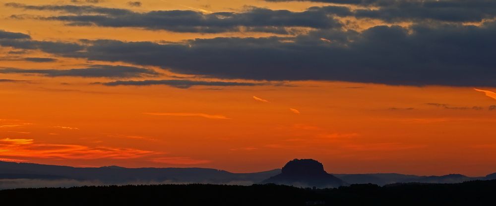 Morgenrot über dem Lilienstein in der Sächsischen Schweiz...