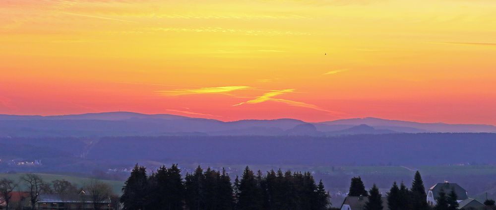 Morgenrot über den Bärensteinen und weiteren Gipfeln in der Sächsischen Schweiz