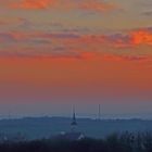 Morgenrot über der Dohnaer Kirche und etwas Schnee hat es gestern Morgen...