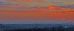 Morgenrot über der Dohnaer Kirche und etwas Schnee hat es gestern Morgen...