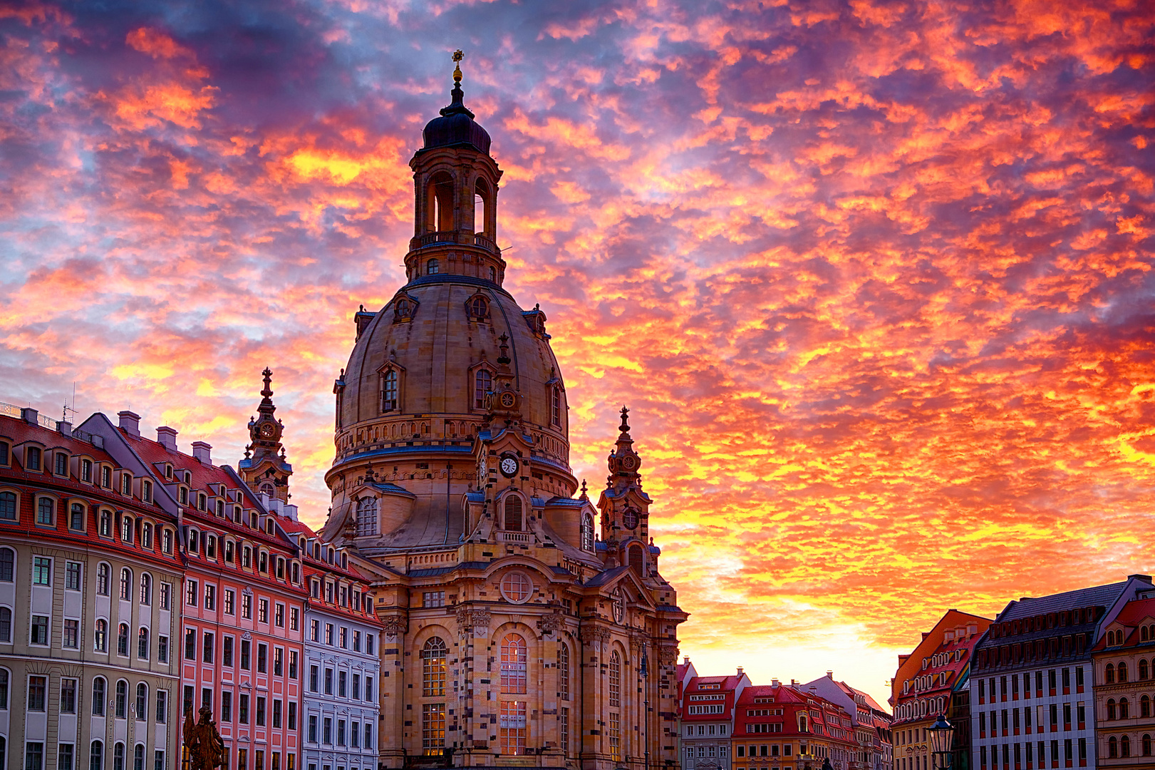 Morgenrot über der Dresdner Frauenkirche