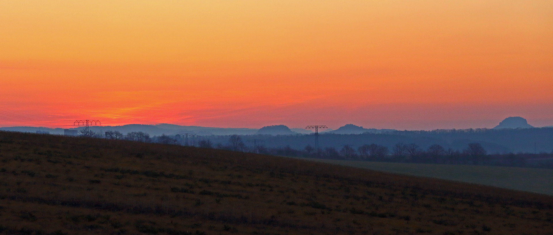 Morgenrot über der Sächsischen Schweiz am 28.03. 2022  6.49 Uhr