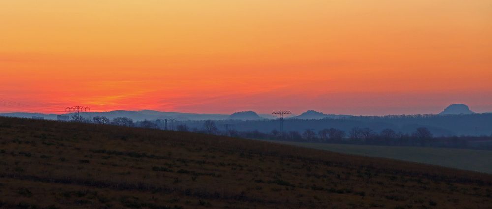 Morgenrot über der Sächsischen Schweiz am 28.03. 2022  6.49 Uhr