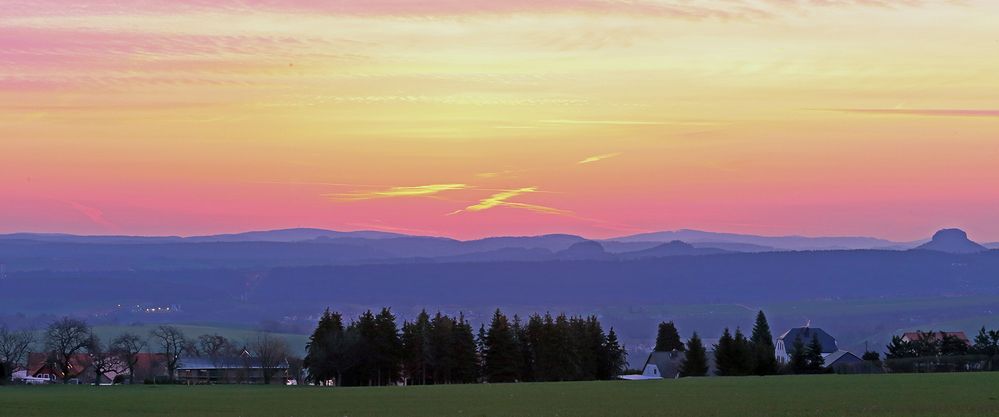 Morgenrot über der Sächsischen Schweiz vom Meusegaster Ziegenrücken