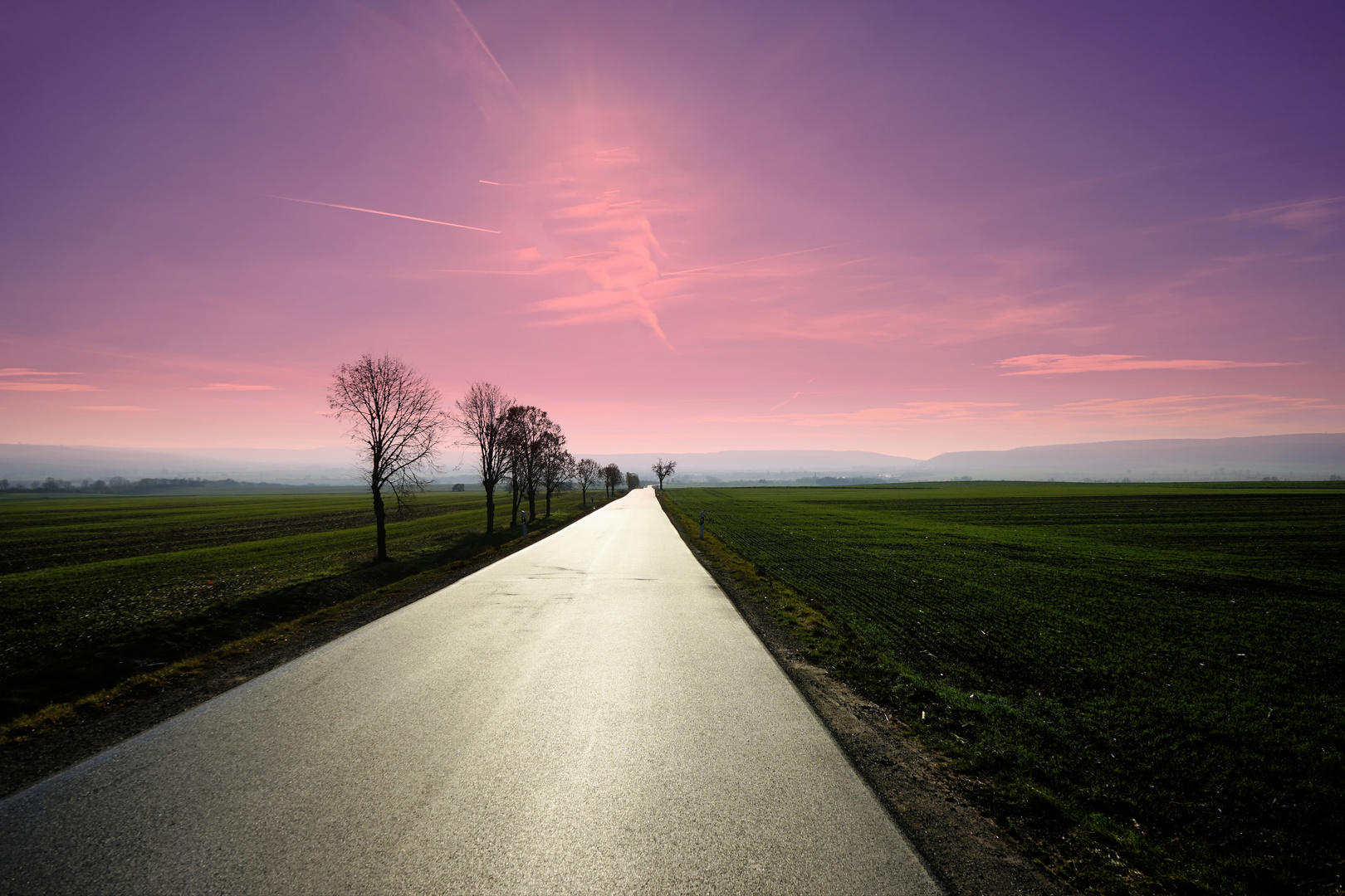 Morgenrot über Strasse