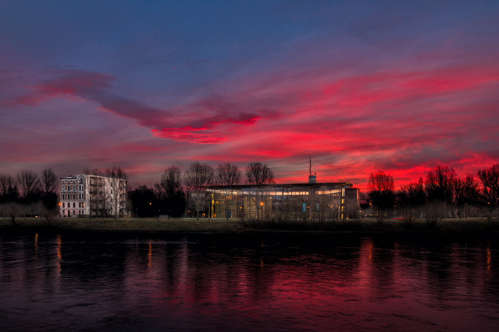 Morgenrot über unsere Elbe