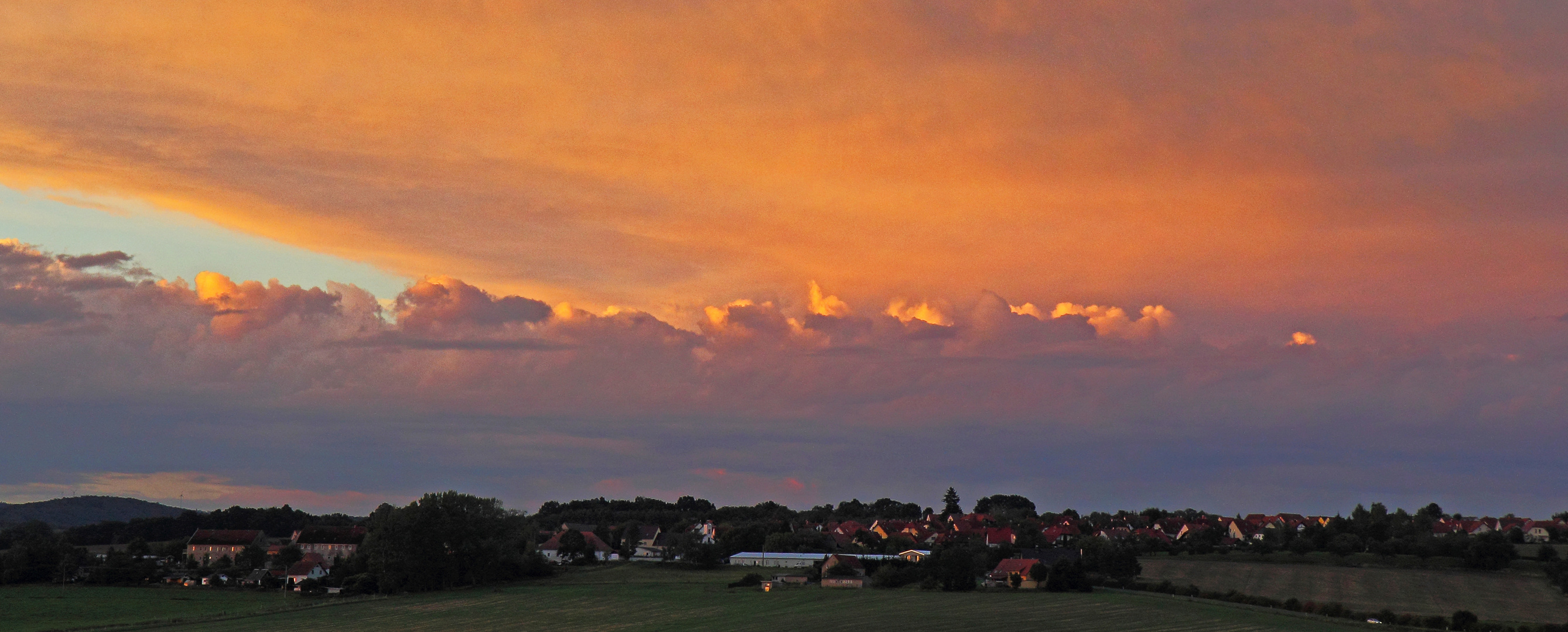 Morgenrot und angestrahlte Wolken über Meusegast...