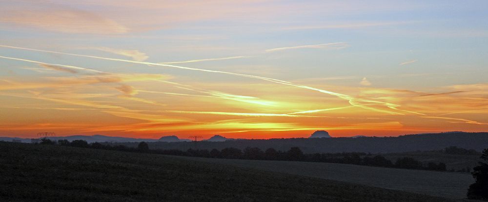 Morgenrot und Sonnenaufgang über den Steinen der Sächsischen Schweiz...