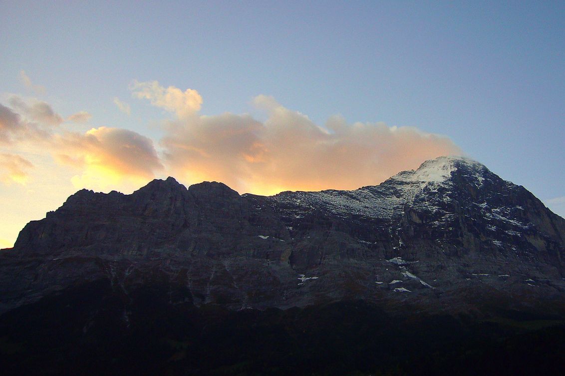 Morgenrote Wolken über dem Eiger