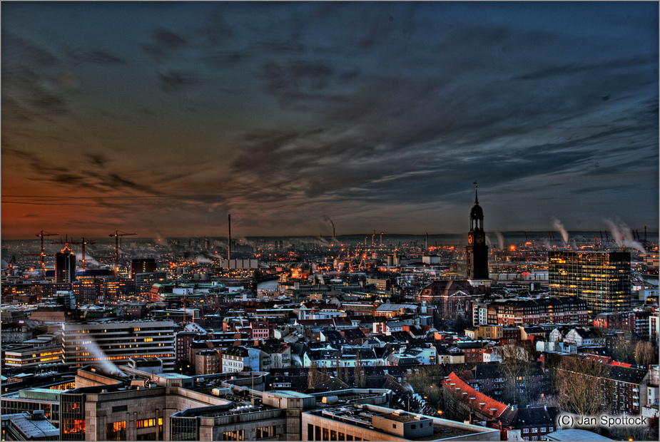Morgens 6:45 über Hamburgs Dächern