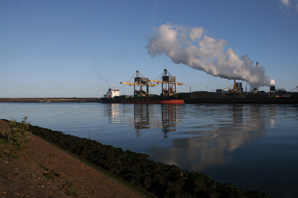 Morgens am Corus Stahlwerk in Ijmuiden