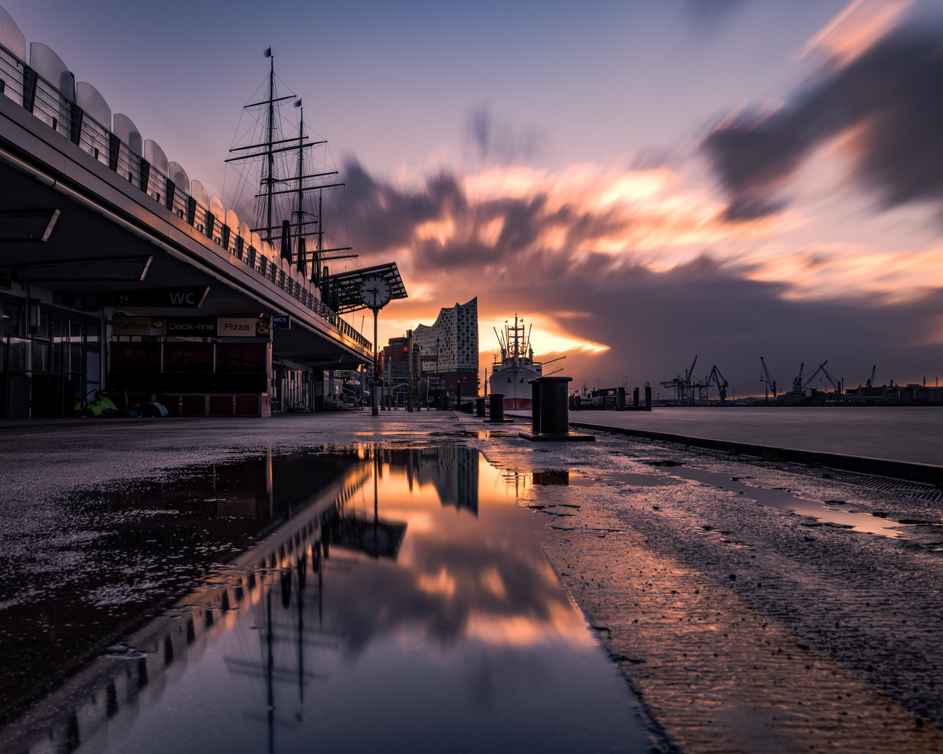 Morgens am Hamburger Hafen zum Sonnenaufgang