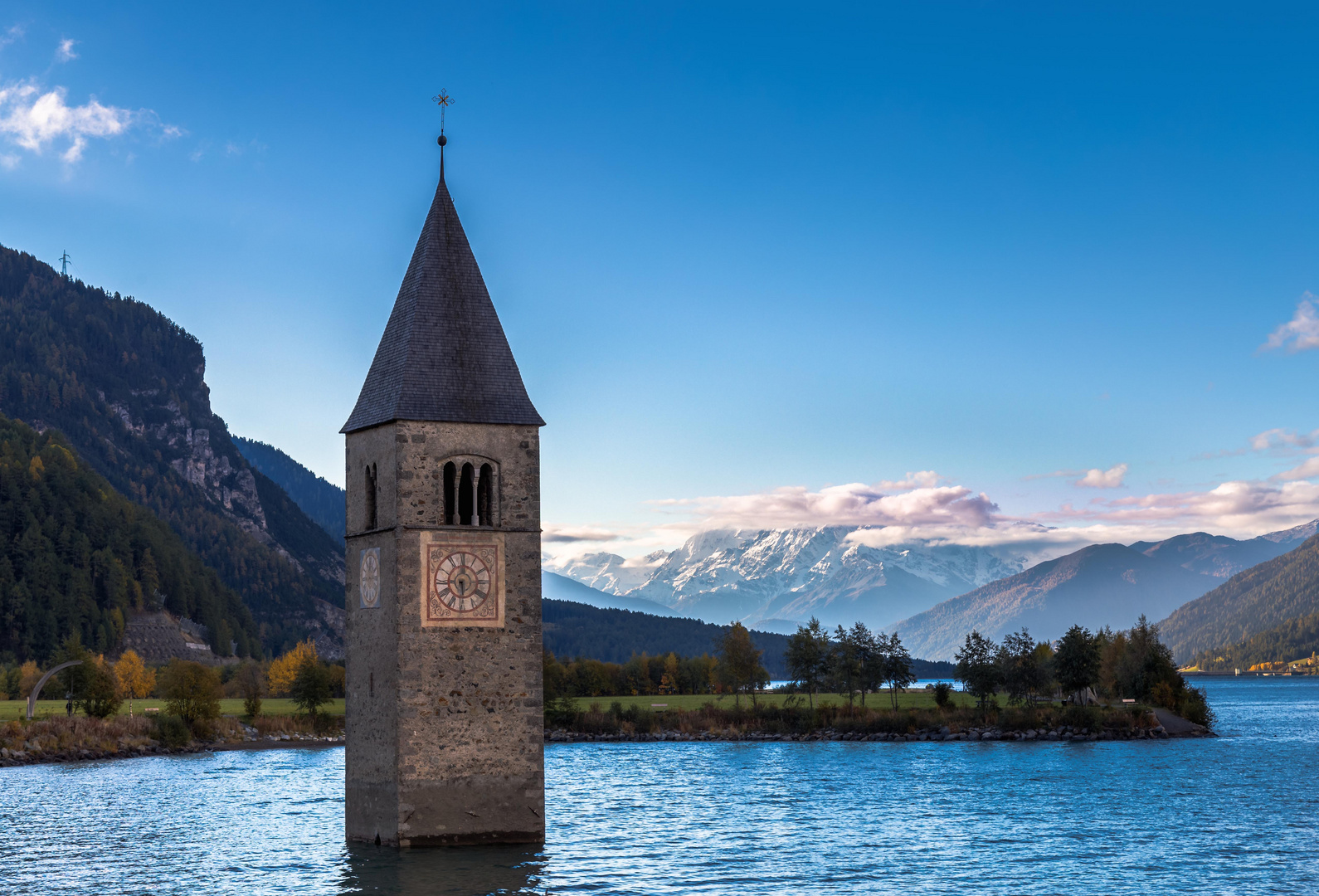 Morgens am Reschensee