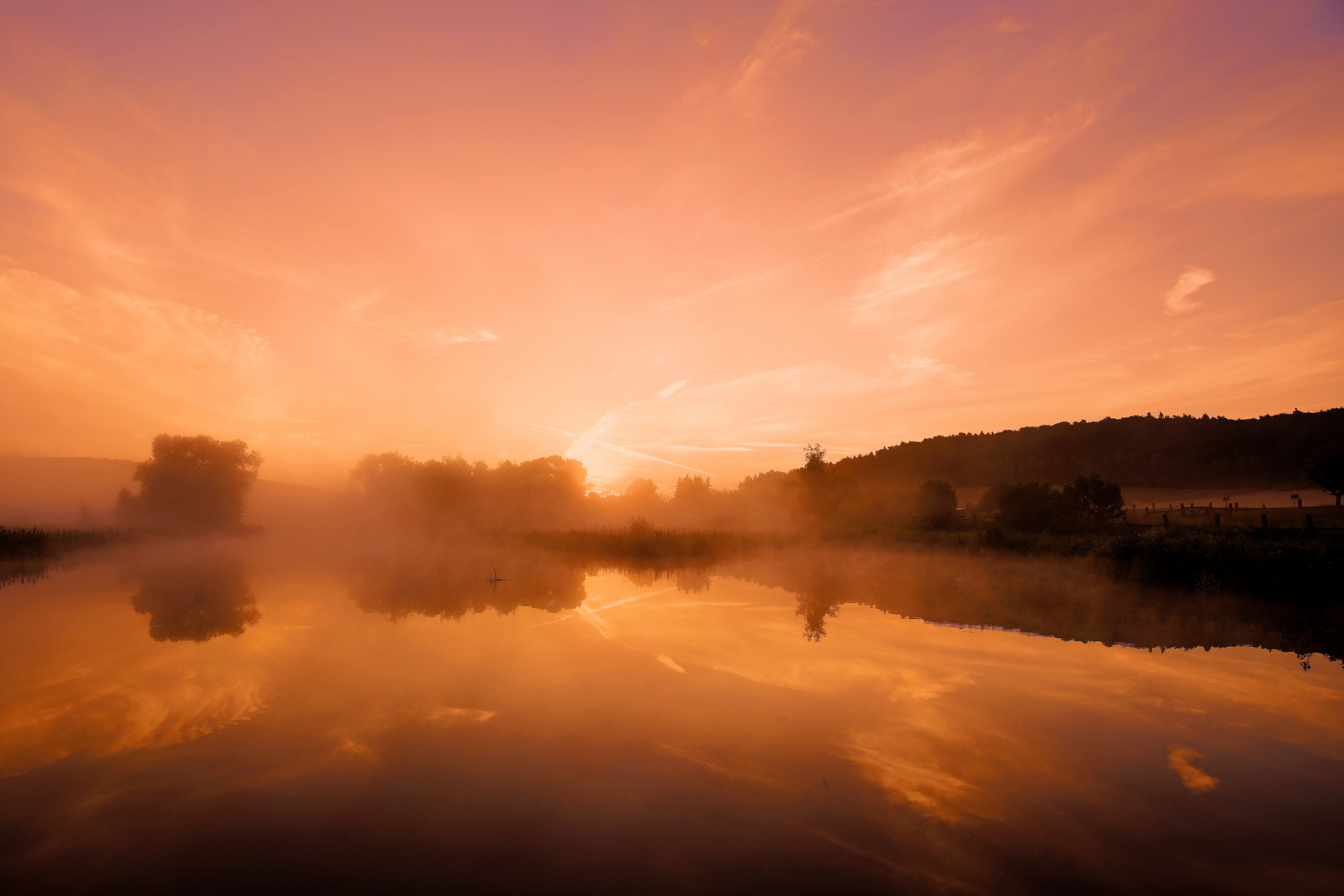 Morgens am see mit Nebel und sonne