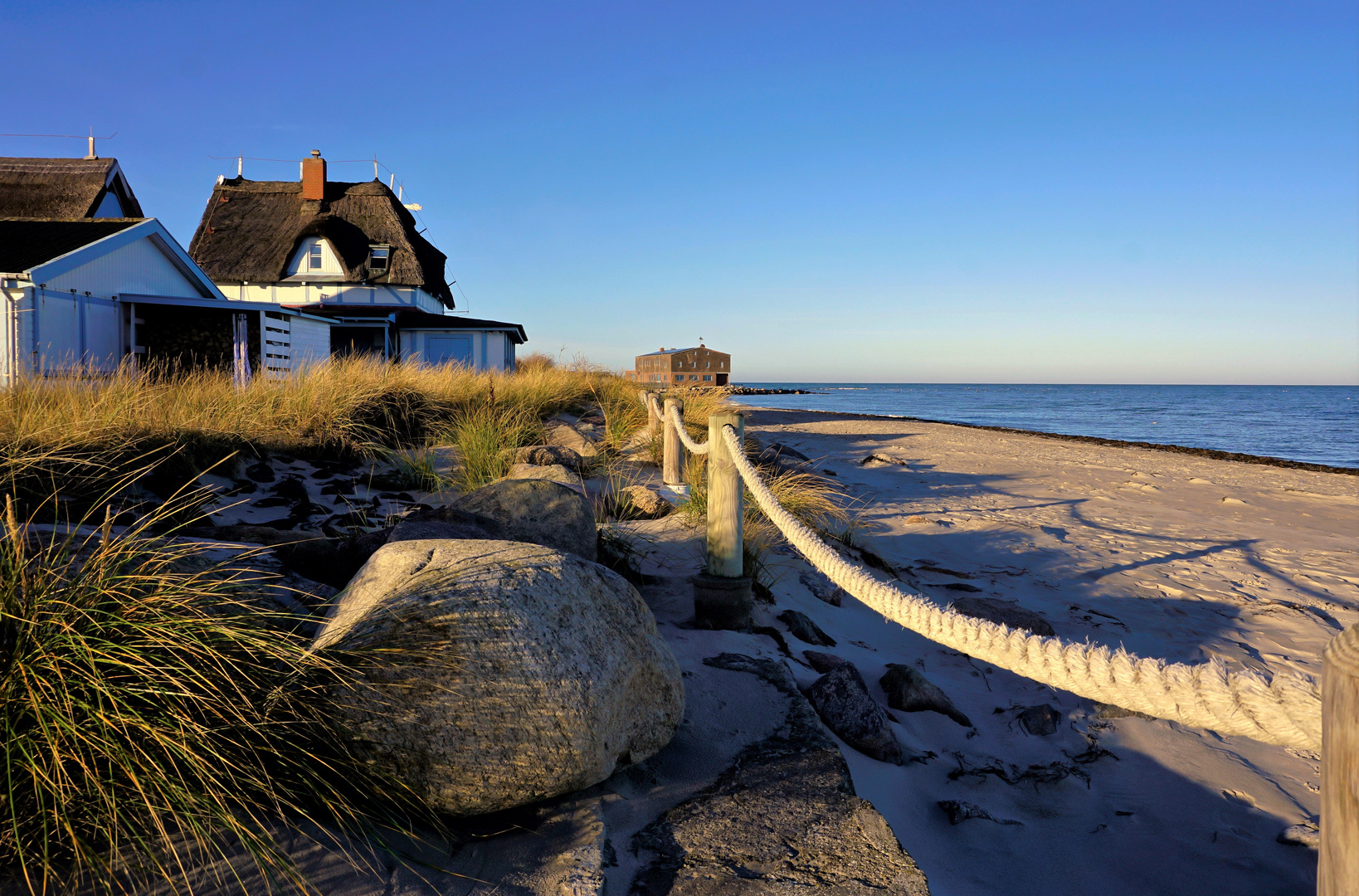 Morgens, an den Häusern am Meer. 