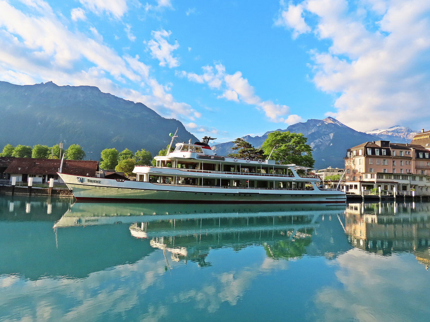 Morgens an der Aare in Interlaken