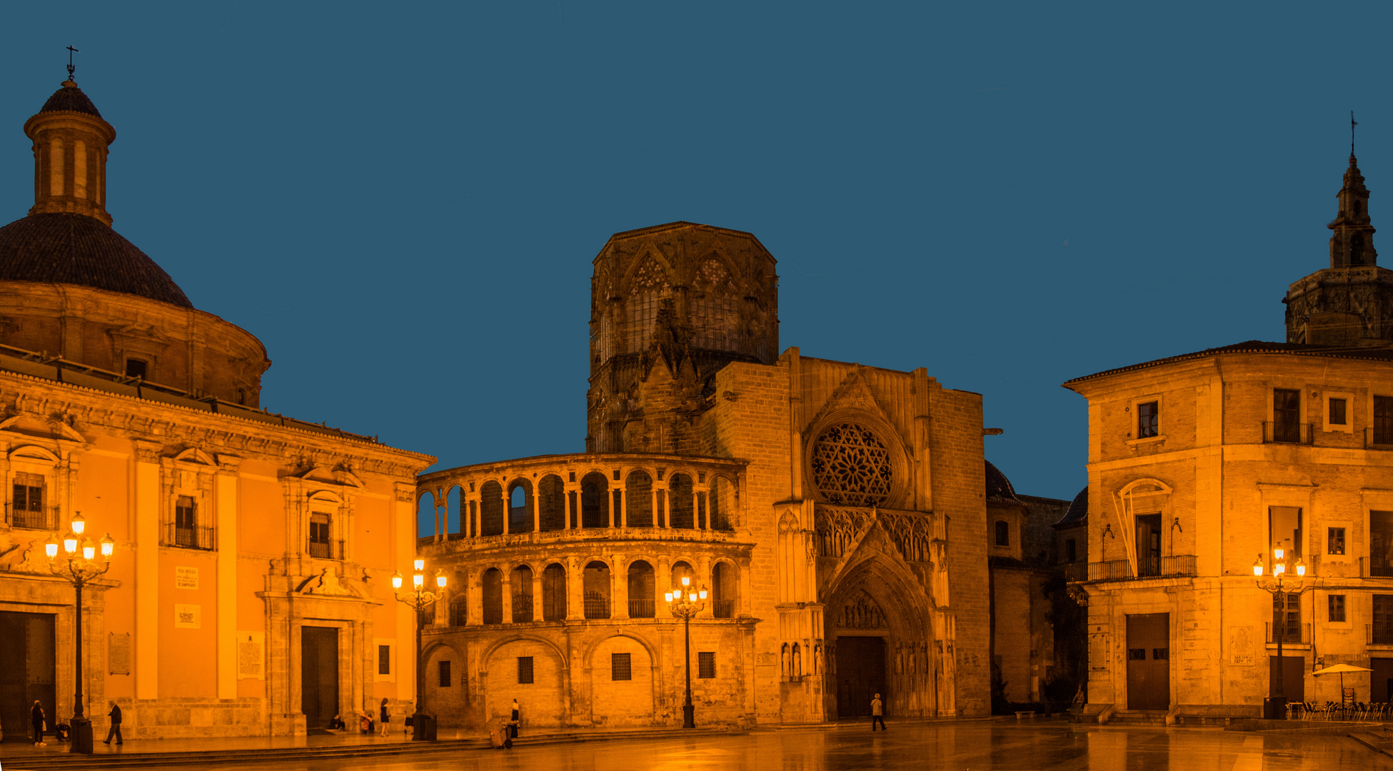 Morgens auf dem Plaza de la Virgen