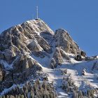 Morgens aus dem Tal zum 1838 m hohen  Wendelsteingipfel geschaut