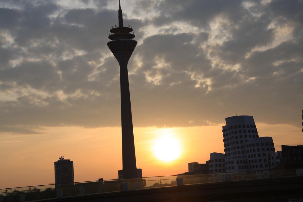 morgens die sonne über düsseldorf