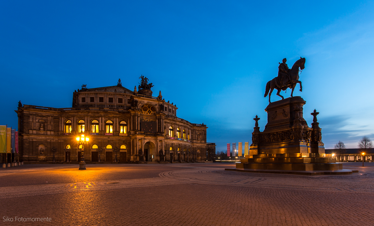 morgens früh vor der Semperoper 