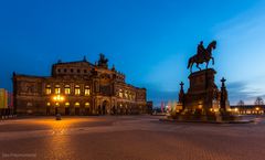 morgens früh vor der Semperoper 