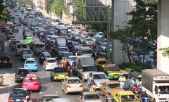 morgens halb zehn in bangkok das tägliche Chaos von früh bis spät