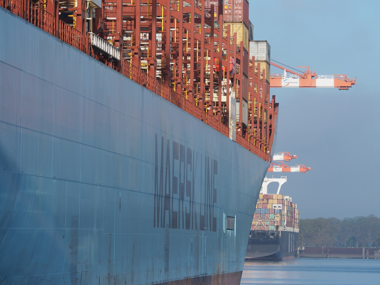 Morgens im Containerumschlag  Foto Bild verkehr motive 