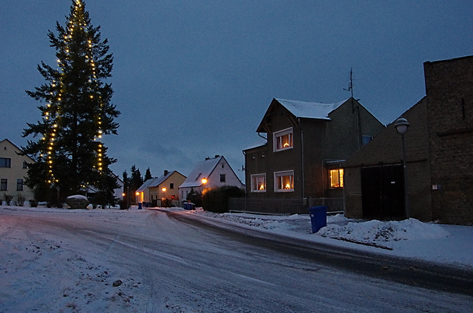 Morgens im Dorf - die Lichter sind noch an