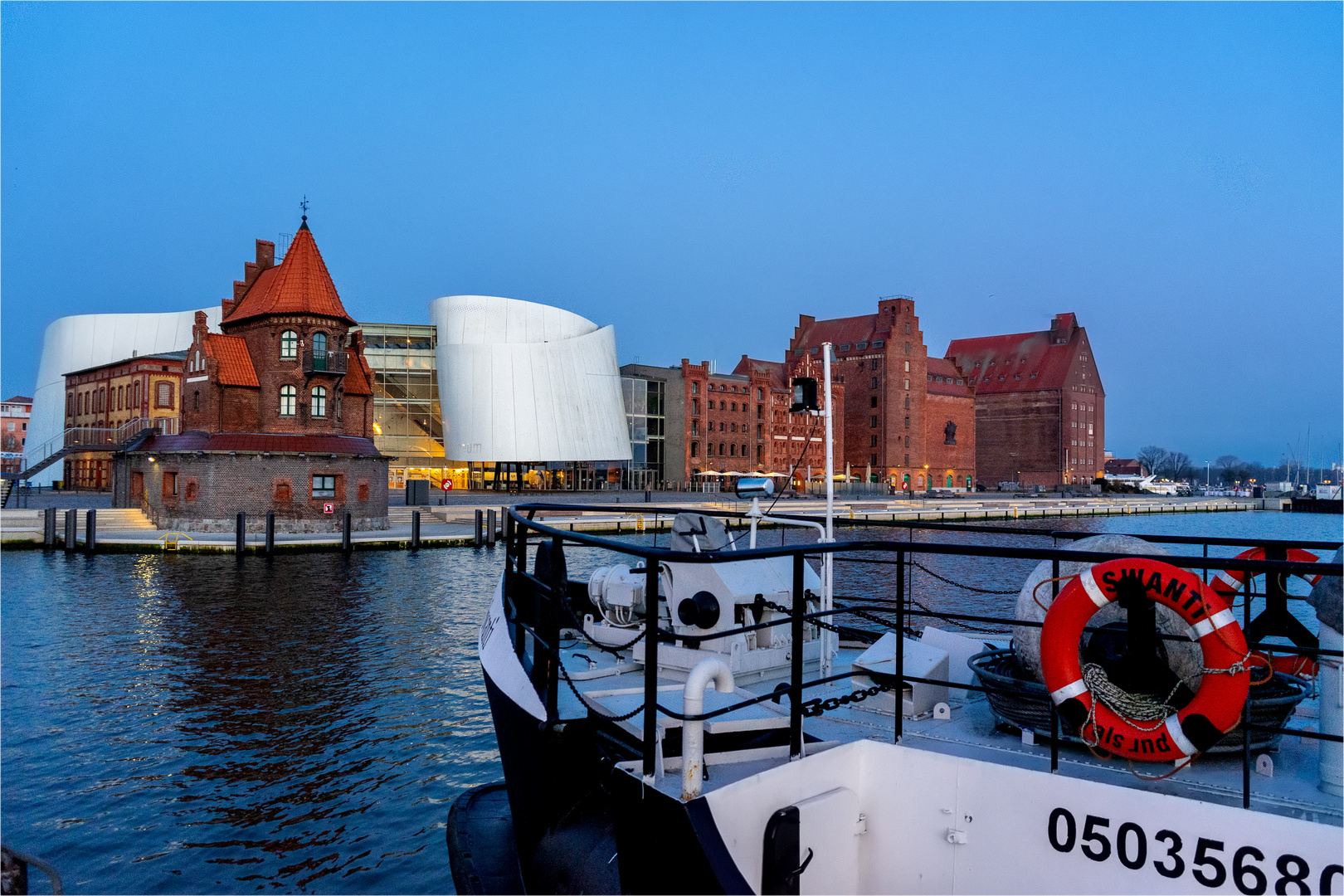 Morgens im Hafen - Blick auf die Hafeninsel... 