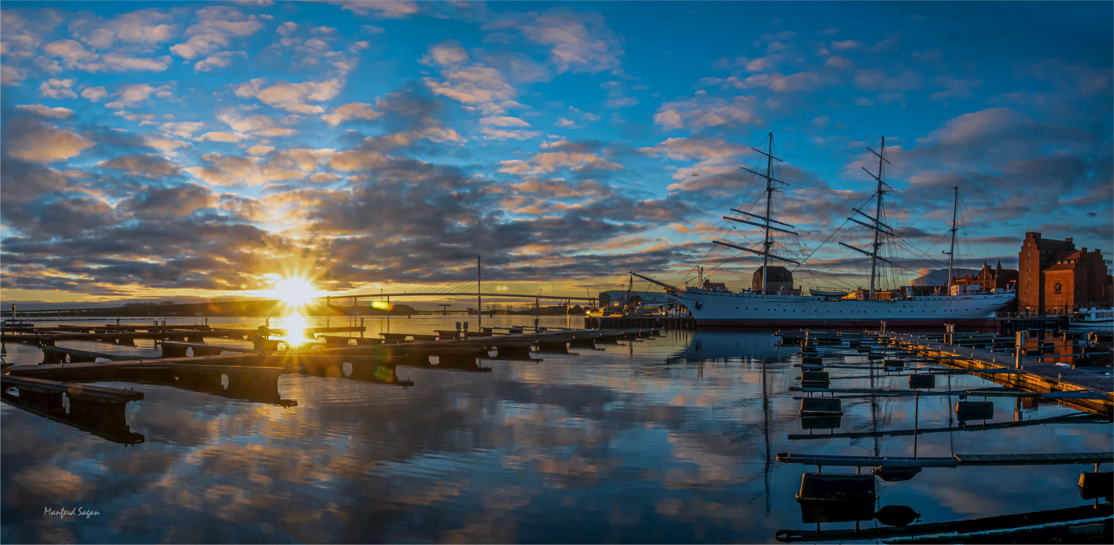 Morgens im Stralsunder Hafen - die "Gorch Fock1" im Schein der aufgehenden Sonne... 