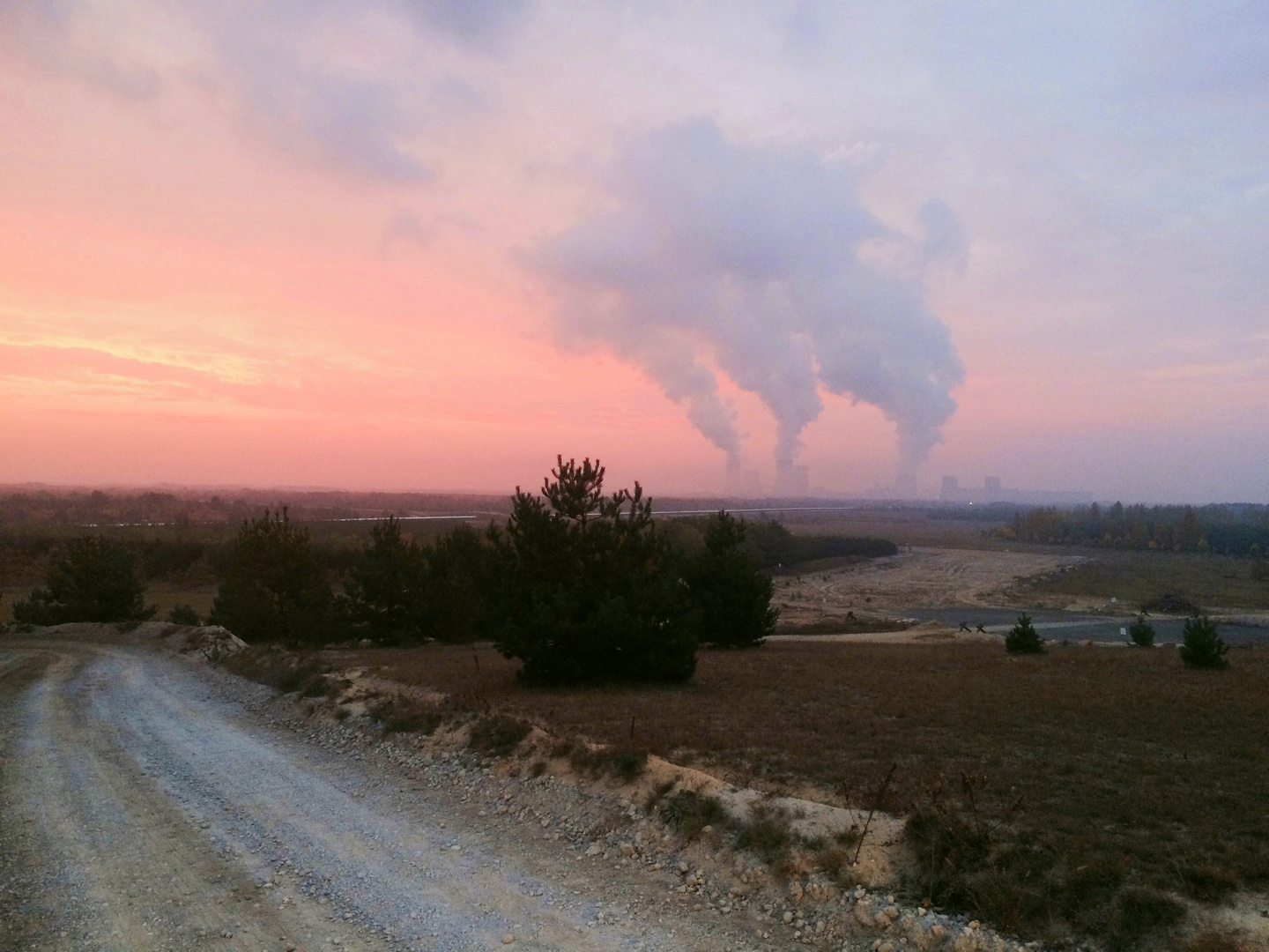 Morgens im Tagebau Reichwalde Blick auf das Kraftwerk Boxberg