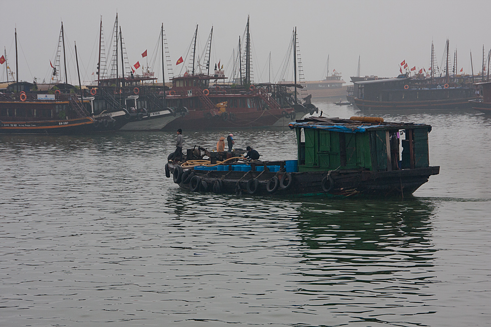 Morgens in der Bucht von Halong....