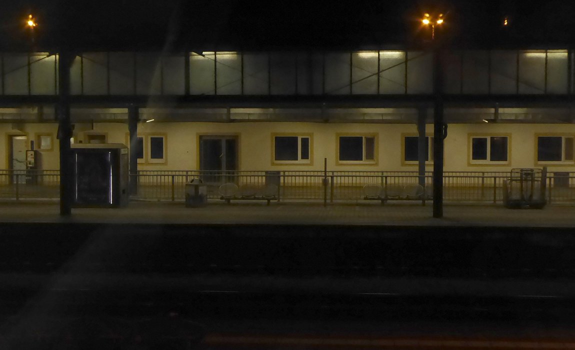 Morgens sind die Bahnsteige leer