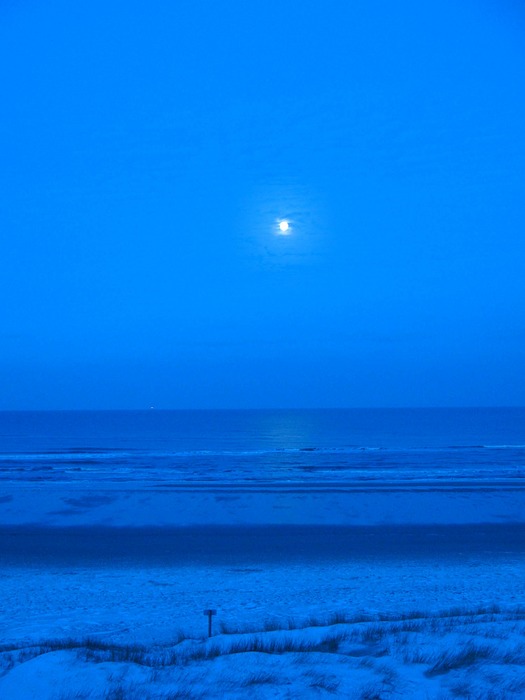 Morgens spiegelt sich der Mond auf dem Meer