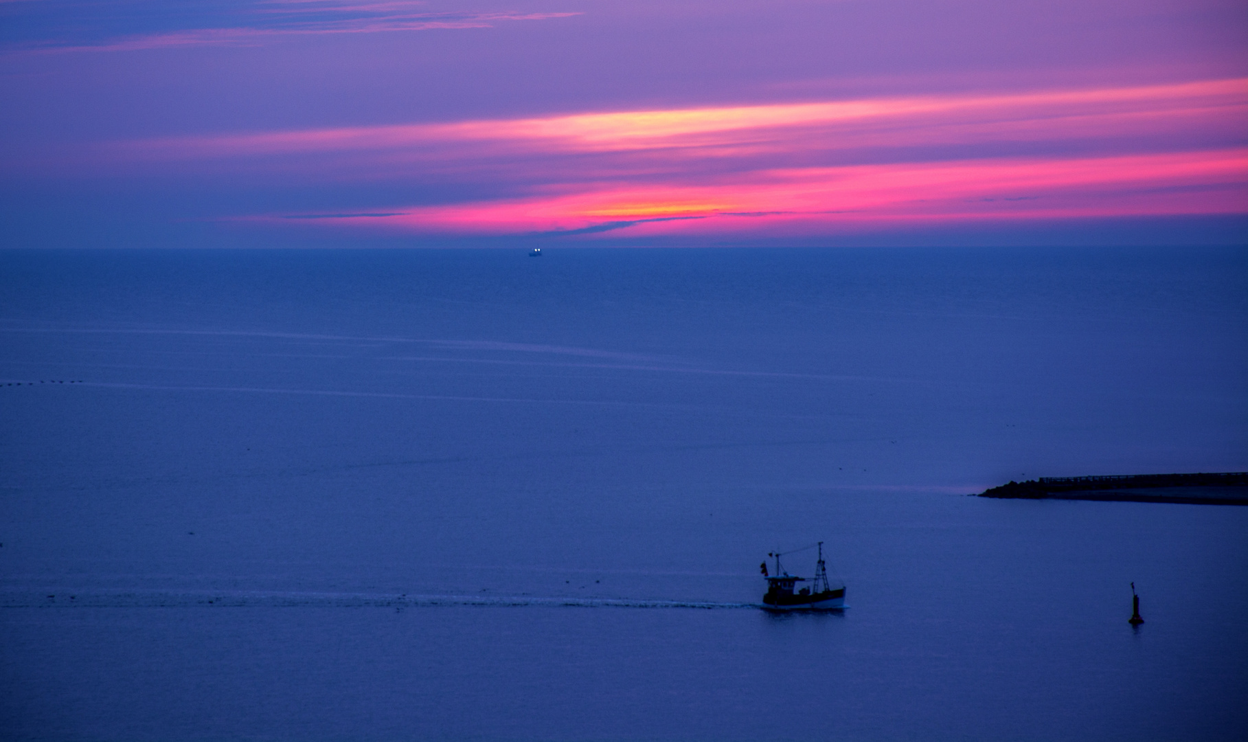 Morgens um 6.15 Uhr...ein Fischerboot kehrt bei Sonnenaufgang in den Hafen zurück!