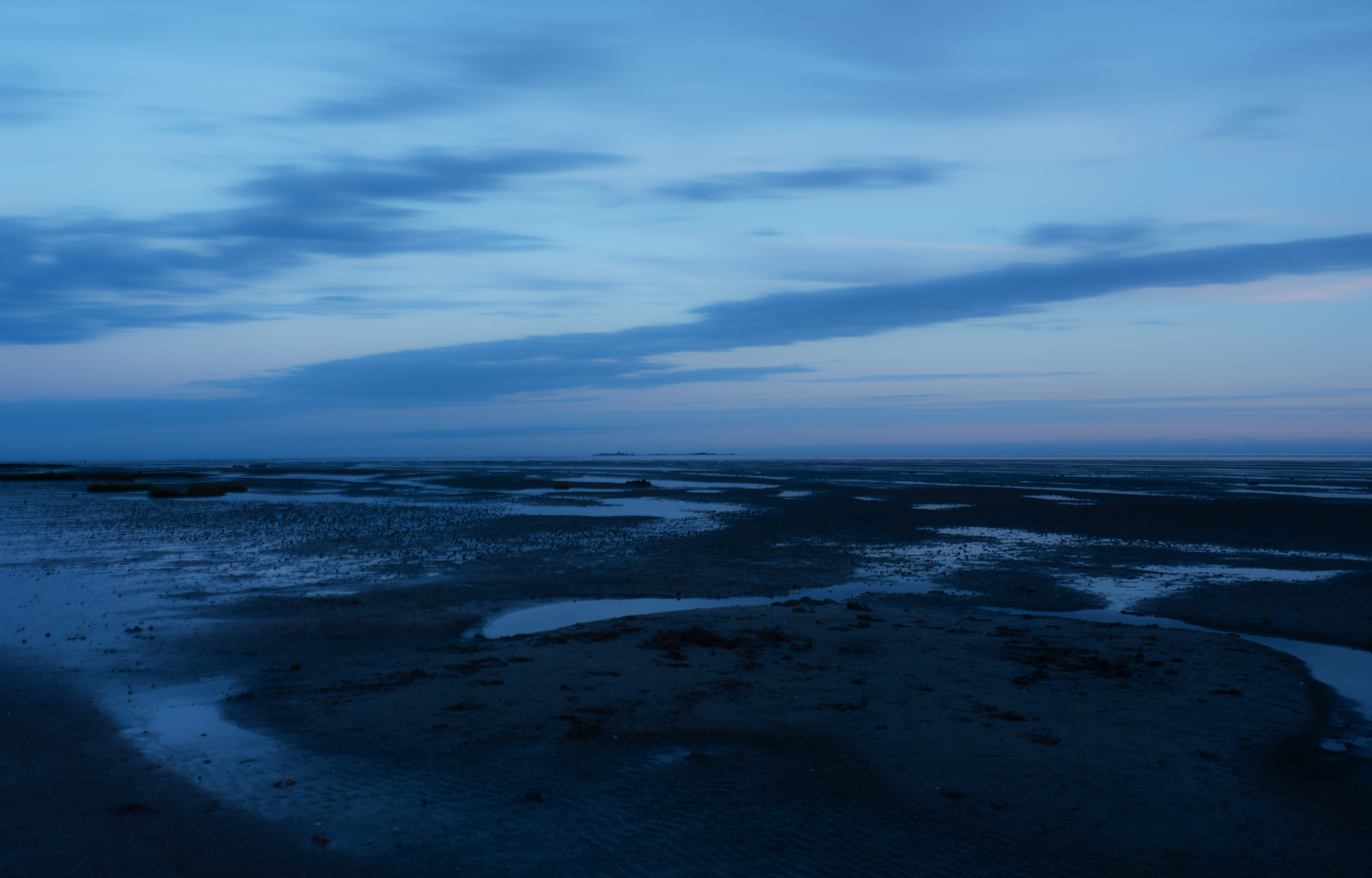 Morgens zur Blauen Stunde am Nordseestrand