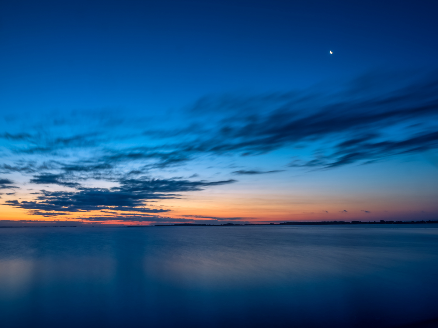 Morgens zur Blauen Stunde an der Ostsee