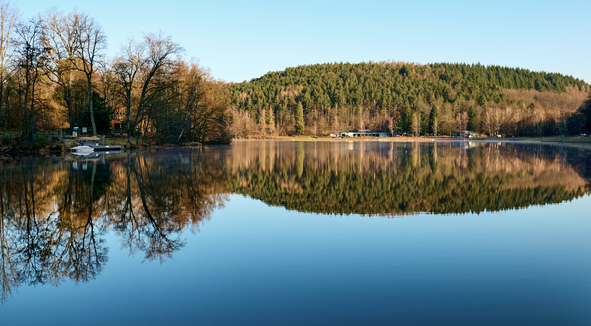  Morgensonne am Gelterswoog dem Strand und Freizeitbad von Kaiserslautern, leichter Nebel liegt...