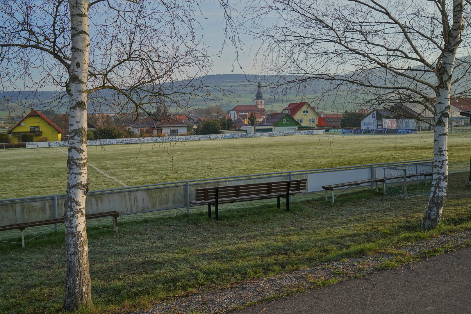 Morgensonne am Sportplatz