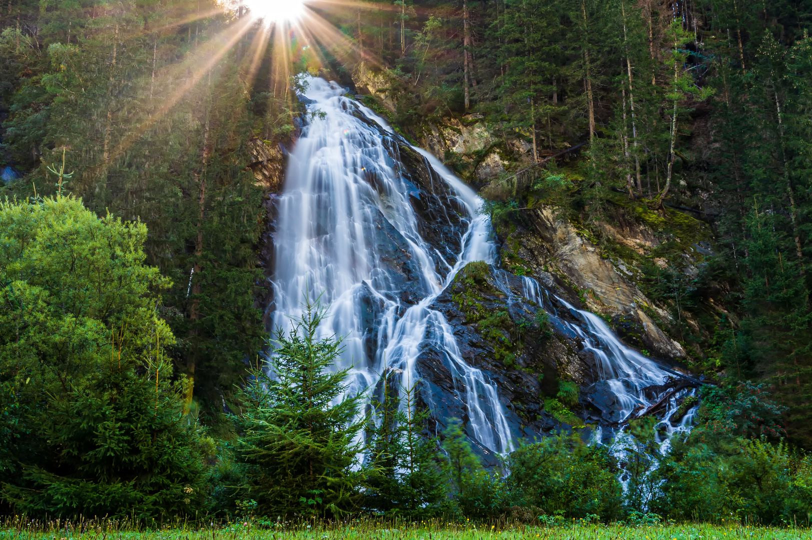 Morgensonne am Wasserfall